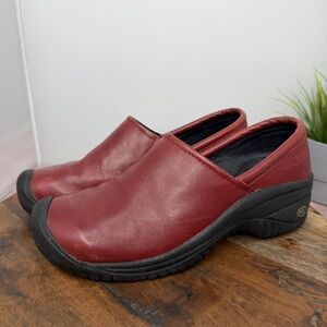 Keen Women’s Slip-On Leather Clogs in Burgundy - Size:9.5